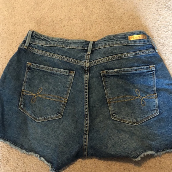 Levi’s high rise shorts - Picture 2 of 2